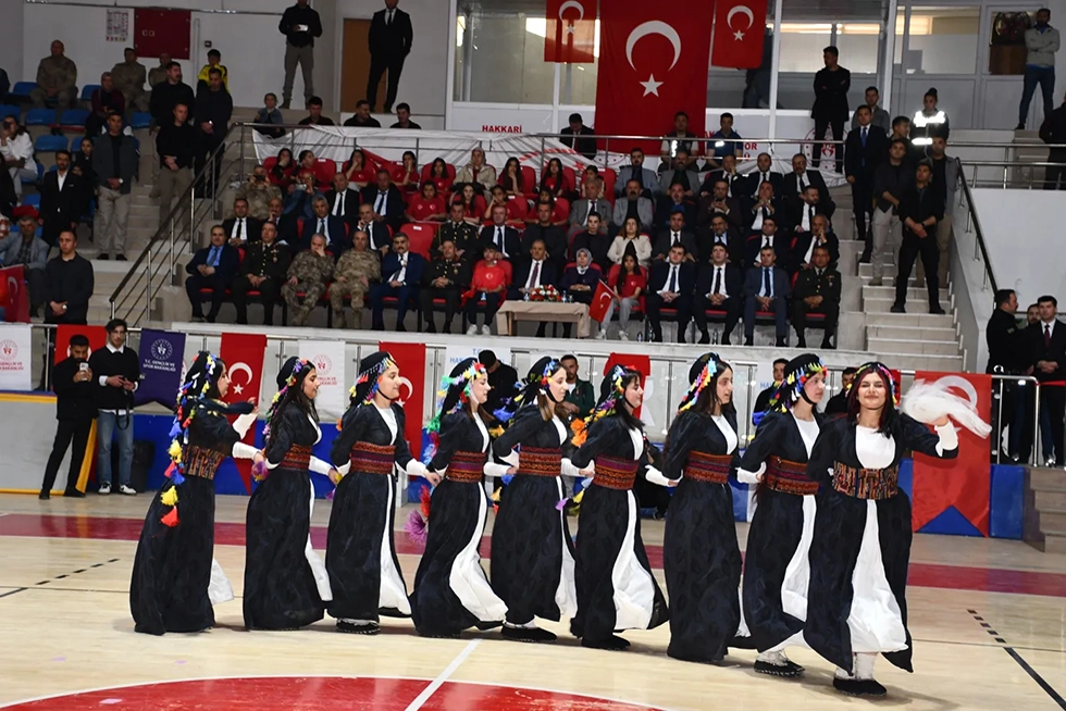 Spor salonunda halk oyunları gösterisi